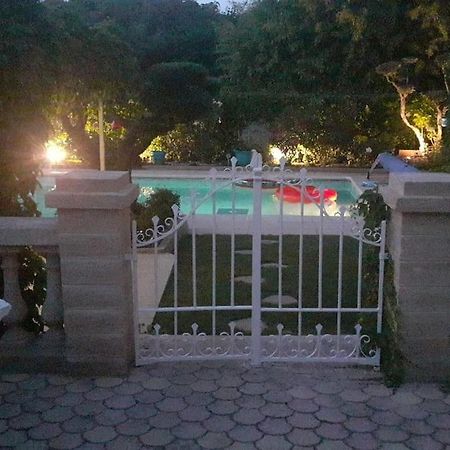 Le Jardin De Mae Apartment Bouc-Bel-Air Exterior photo